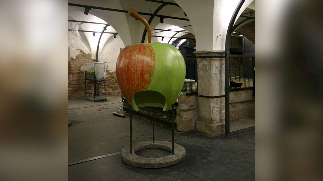 Überdimensional großer Apfel, in dessen Inneren sich eine Hörstation befindet.