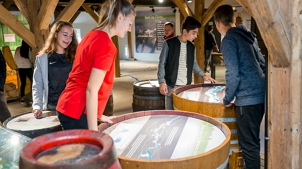 Im Fasslager werden die Informationen verspielt dargestellt. U.a. gibt es zwei Kugelbahnen, welche aufgrund der unterschiedlichen Rollgeschwindigkeiten den Flussverlauf  vom Rhein um 1800 und heute vermittelt.  Bildquelle: Umweltbildungszentrum Schatzinsel Kühkopf, Hofgut Guntershausen, Stockstadt am Rhein; Foto Kristof Lemp