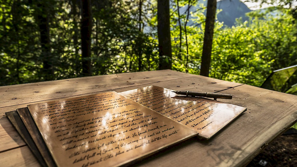 Feder mit Manuskript als Symbol für den Schriftsteller D.H. Lawrence. (c) Zell am See-Kaprun Tourismus-http://zellamsee-kaprun.com